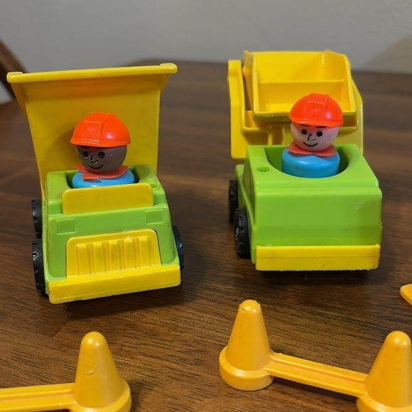 Vintage Fisher Price CONSTRUCTION VEHICLE AND LITTLE PEOPLE WORKERS LOT 0F 8 - Picture 3 of 16